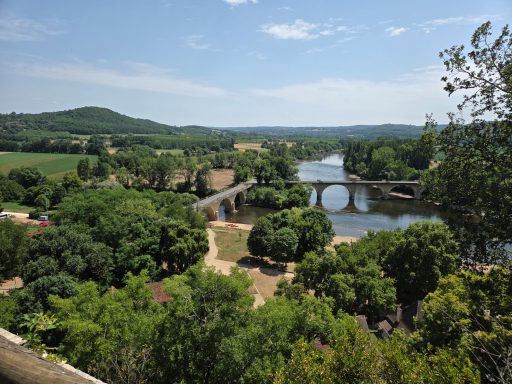 Admire the panorama on the river Dordogne
