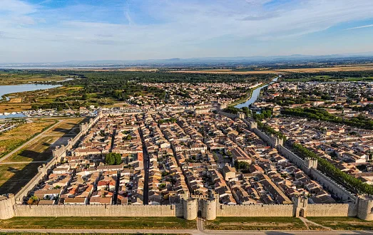 Wander in the streets of the fortified city of Aigues Mortes