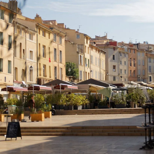 Explore the charmong streets and squares of Aix en Provence
