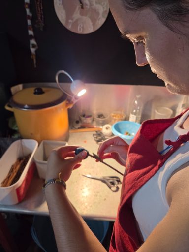 Making a craft with wool in Dordogne