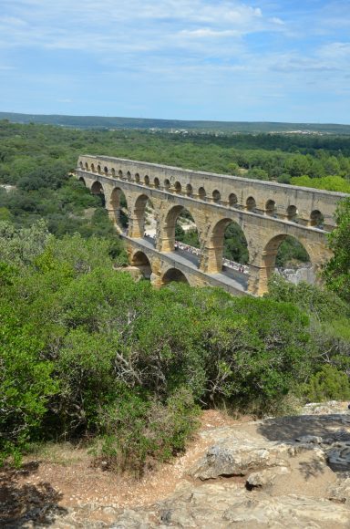 Admire the roman aqueduct of pont du Gard