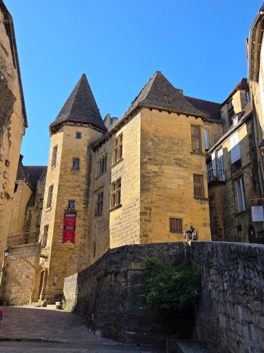 Visit on your own the old streets of Sarlat