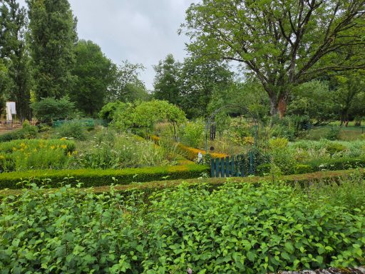 Visit the garden of Cornilly abbey
