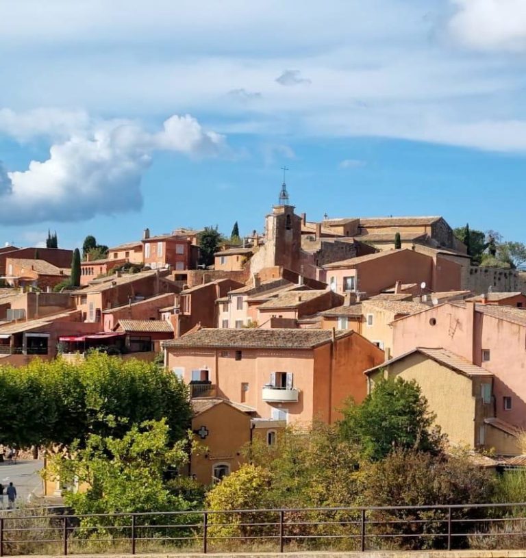 Stroll in the charming village of Roussillon