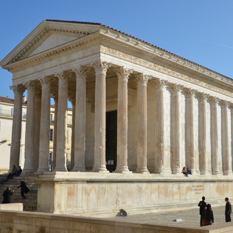 Visit the old town of Nimes on your own